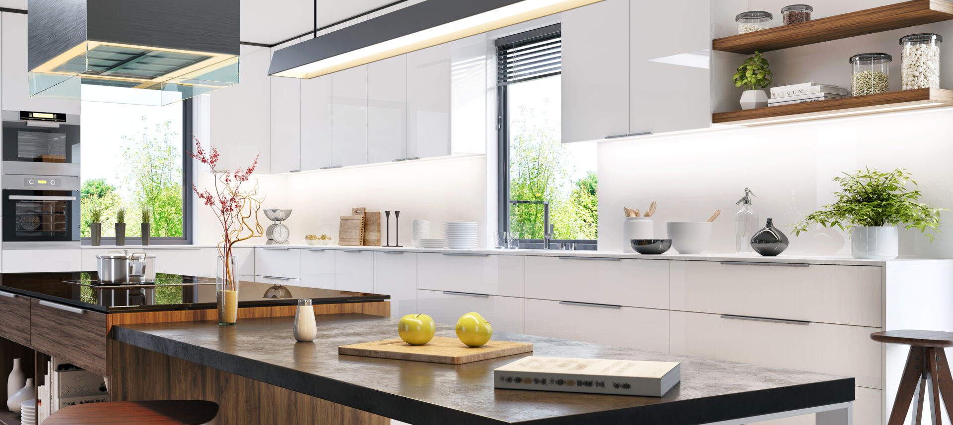Helle, moderne Küche mit weißen Hochglanzfronten, Kochinsel mit schwarzer Arbeitsplatte und Holzelementen. Küchenstudio Pfarsky Hoyerswerda.