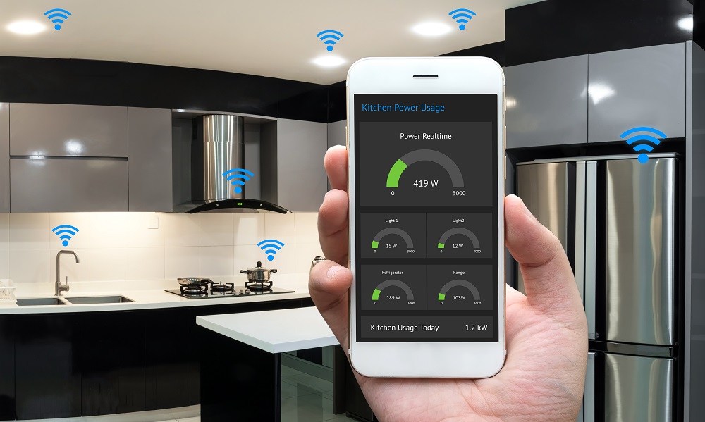 Ein Smartphone zeigt den Energieverbrauch einer smarten Küche mit verschiedenen vernetzten Geräten. Küchenstudio Pfarsky Hoyerswerda.