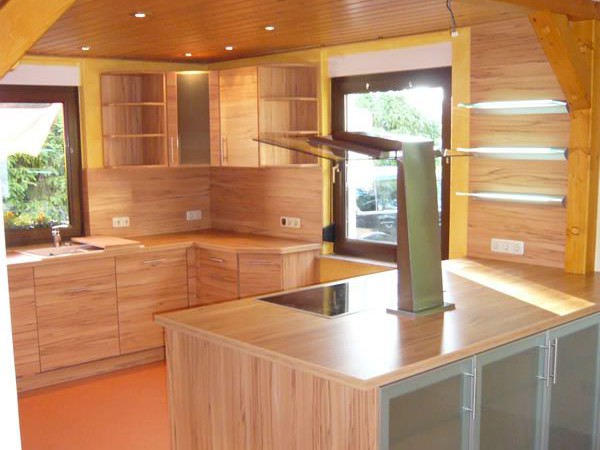 Gemütliche Landhausküche in Holzoptik mit Kochinsel und integriertem Bora Dunstabzug. Küchenstudio Mario Pfarsky Hoyerswerda.