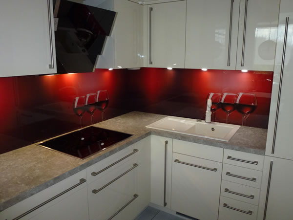 Moderne Sachsenküche Tanja in Lack Hochglanz Weiß mit roter Glasrückwand. Küchenstudio Mario Pfarsky Hoyerswerda.